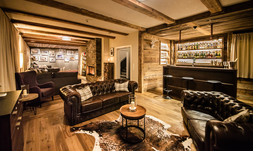 Montfort lodge living room with bar area